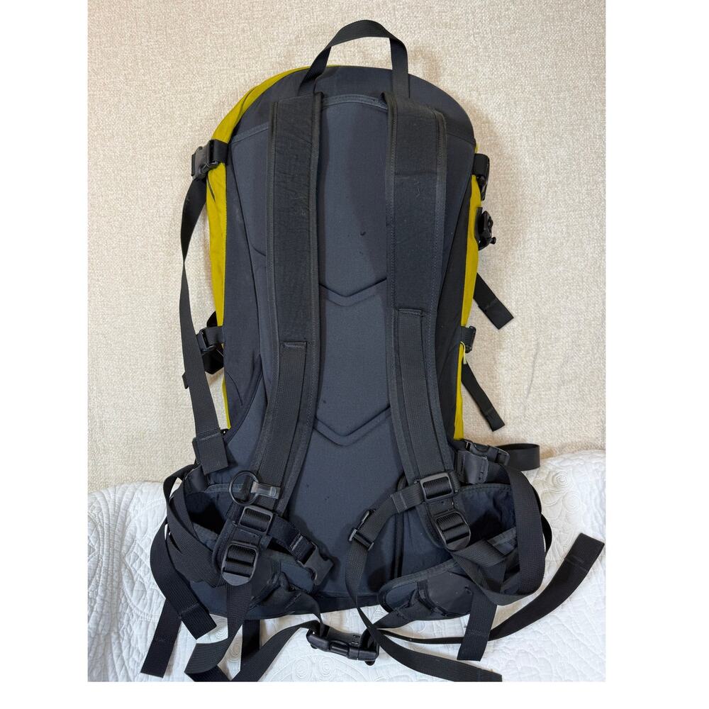 Arc'teryx M20 Yellow Black Ski Snowboard Backpack Alpine Pack Durable Outdoor - Picture 2 of 16
